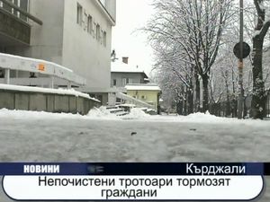 Непочистени тротоари тормозят граждани