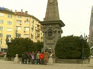 Паметникът на Левски не е почистен