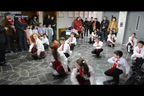 Учители карат деца да танцуват кючек
