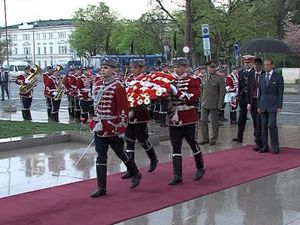 Британският принц Едуард поднесе венци на паметника на Незнайния войн