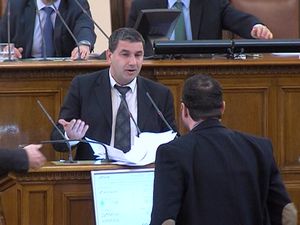 Чуколов нападна Байрактаров на парламентарната трибуна